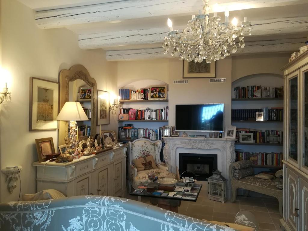 a living room with a fireplace and a chandelier at La casa di sotto by PortofinoVacanze in Camogli