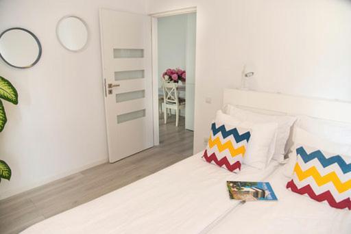 Un pat sau paturi într-o cameră la Adma Apartments