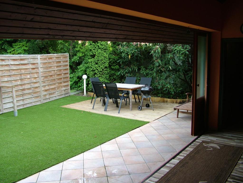 Vonkajšia záhrada v ubytovaní The Boys Apartman