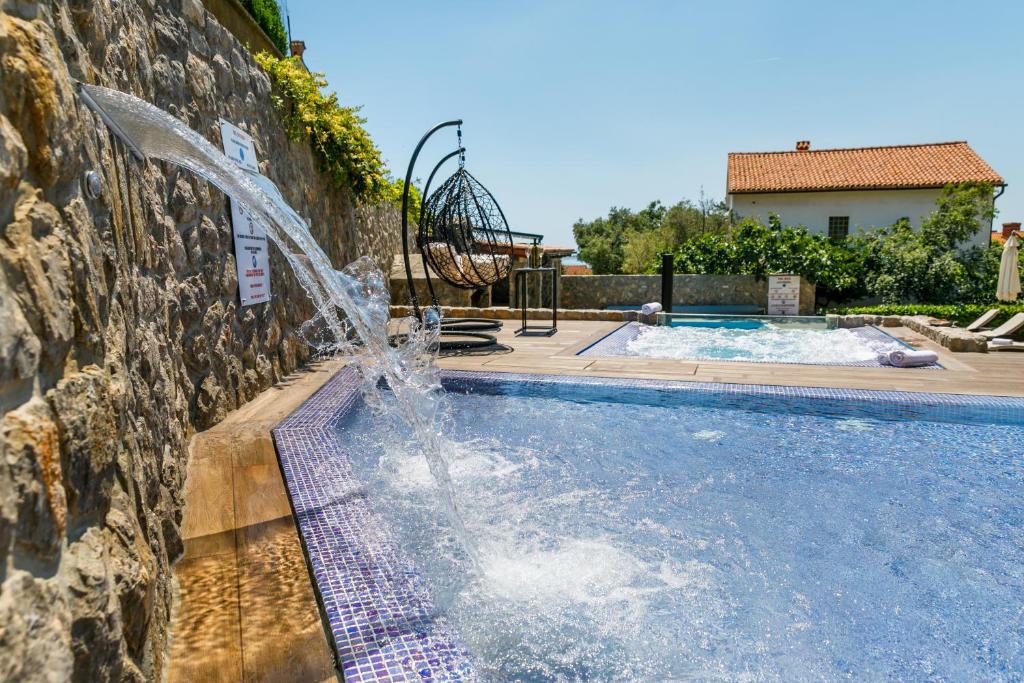 Bazén v ubytovaní Apartments Petra Krk alebo v jeho blízkosti