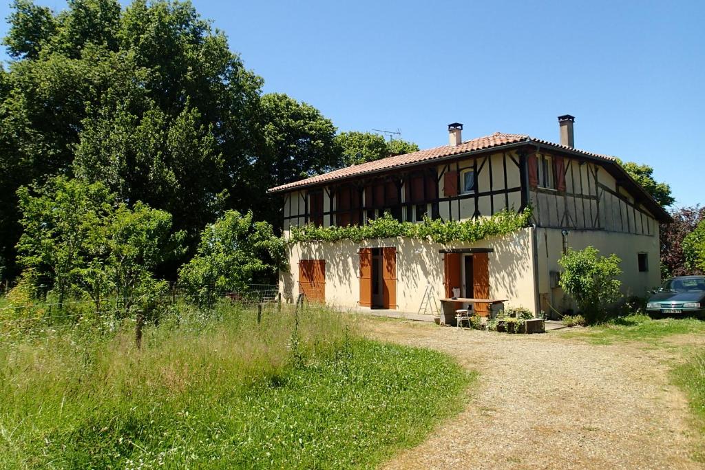 an old house with vines on the side of it at Ricouch, chambre d'hôtes et permaculture in Momuy