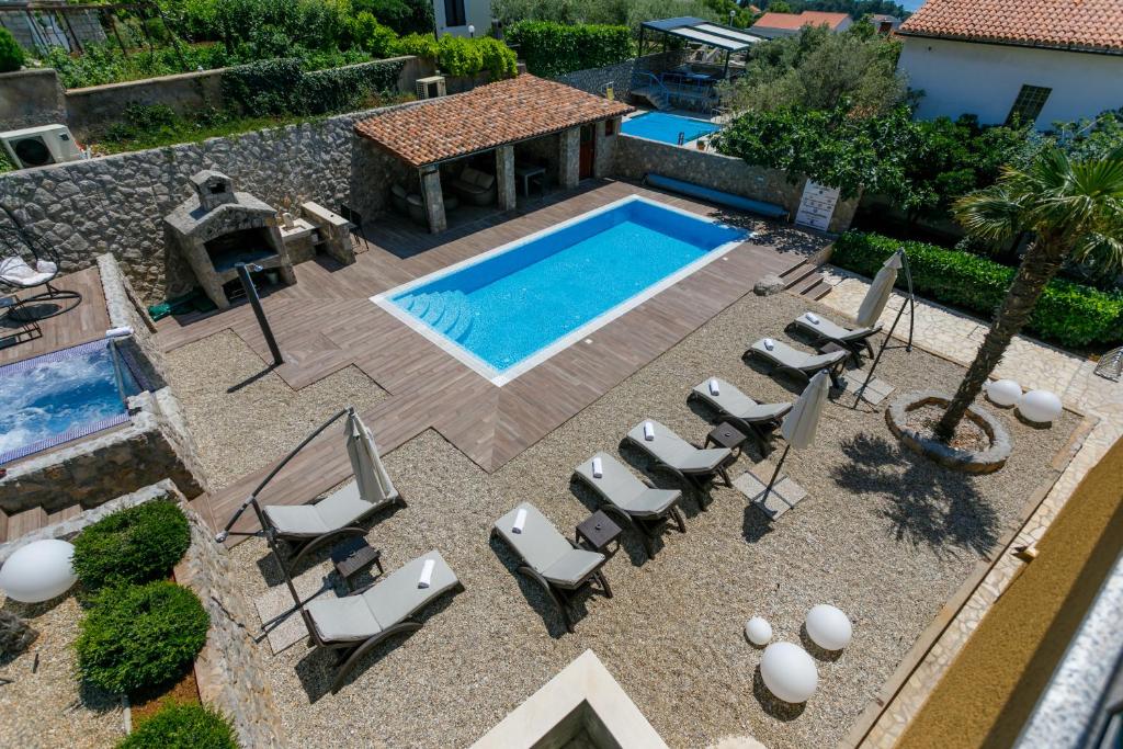 Bazén v ubytovaní Apartments Petra Krk alebo v jeho blízkosti