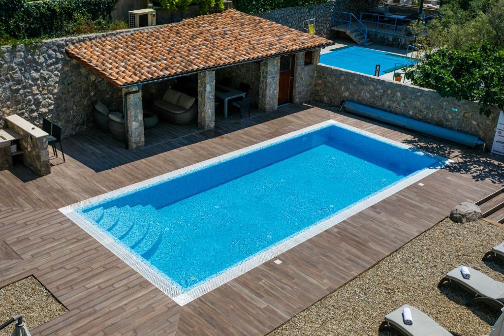Bazén v ubytovaní Apartments Petra Krk alebo v jeho blízkosti