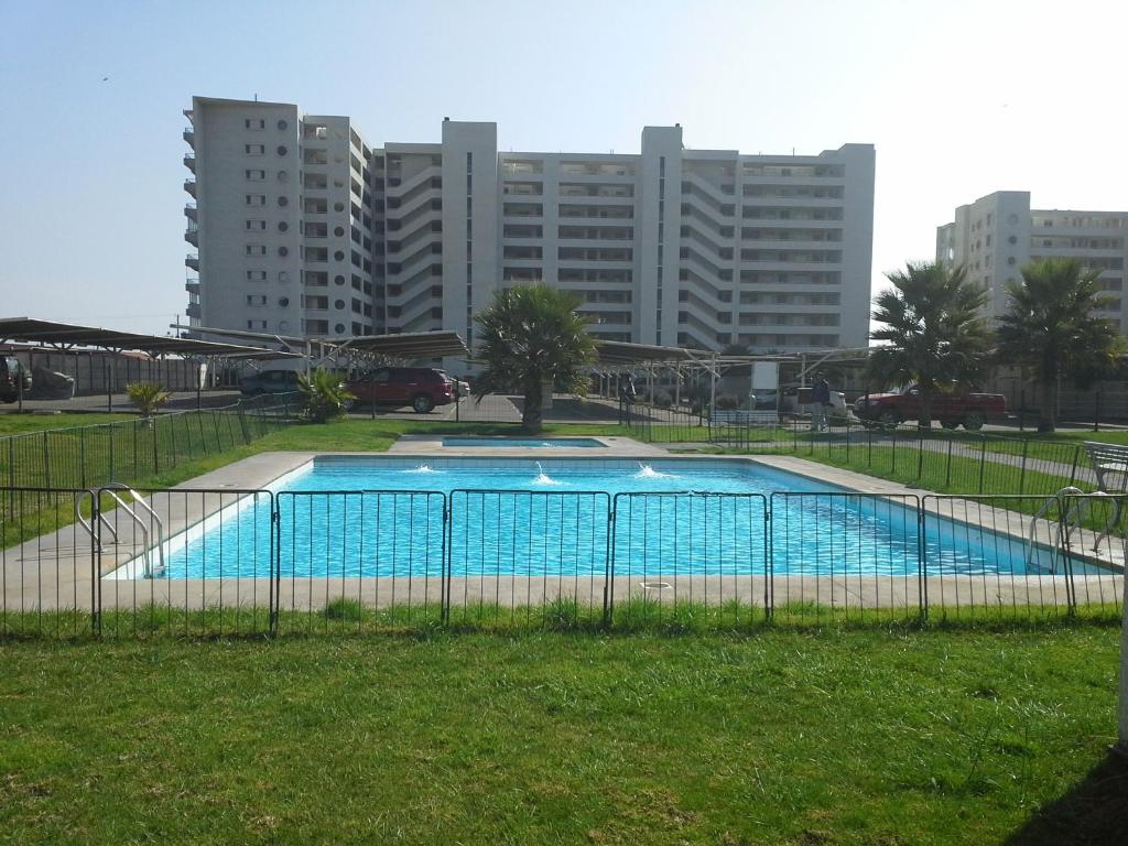 una piscina en un parque con edificios altos en La Serena Sol y Mar, en La Serena