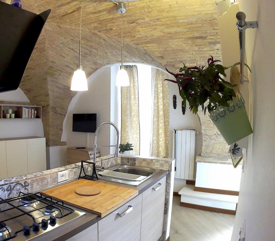 een keuken met een wastafel en een fornuis top oven bij Monolocale quartiere medievale in Ortona