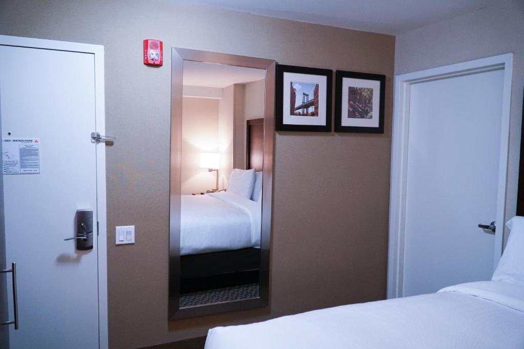 Hotel Mint JFK Airport - 