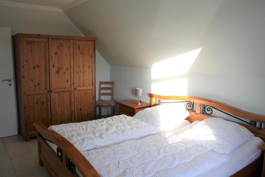 Giường trong phòng chung tại Strandrose