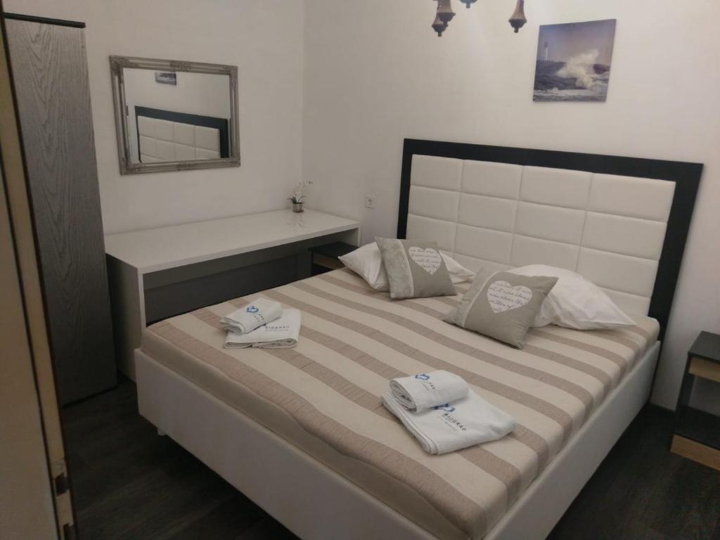 ein Schlafzimmer mit einem Bett mit zwei Handtüchern darauf in der Unterkunft Apartment Martina in Biograd na Moru
