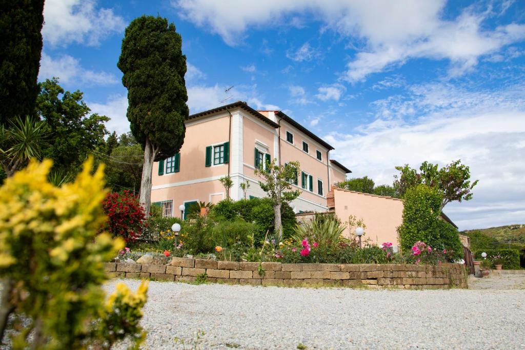 una casa con un jardín delante de ella en Appartamento Napoleone by HelloElba, en Portoferraio