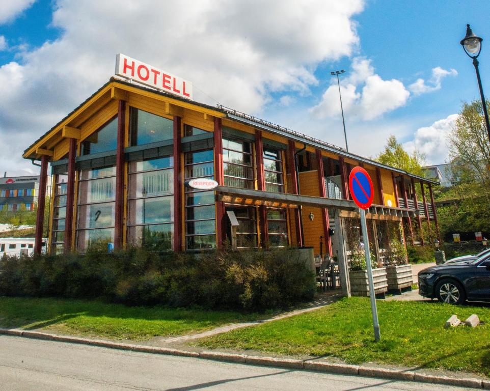 ein Hotelgebäude an der Straßenseite in der Unterkunft Sandmoen Bed & Breakfast, Free Parking in Trondheim