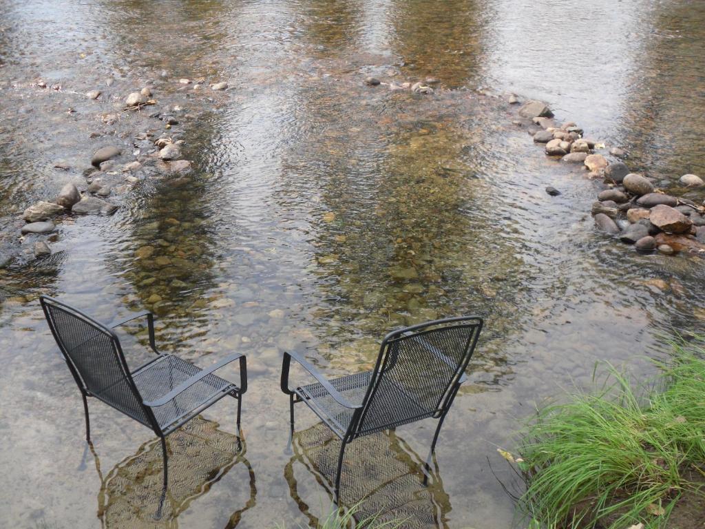 Výhled na řeku, která protéká v blízkosti motelu