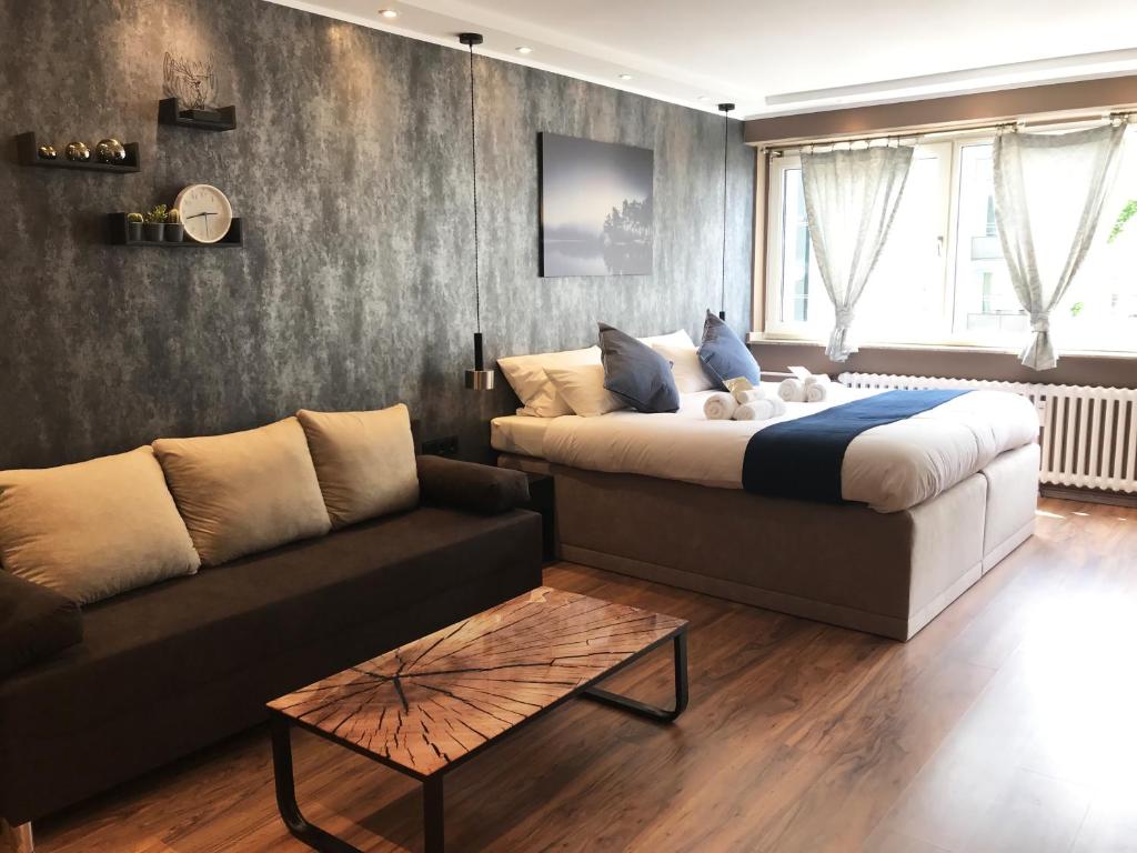 Mike's Four - Double Room With Shared Bathroom