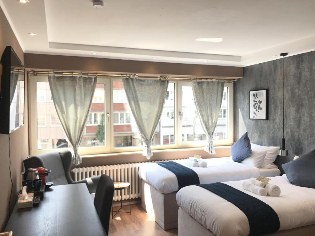 Mike's Four - Twin Room With Shared Bathroom