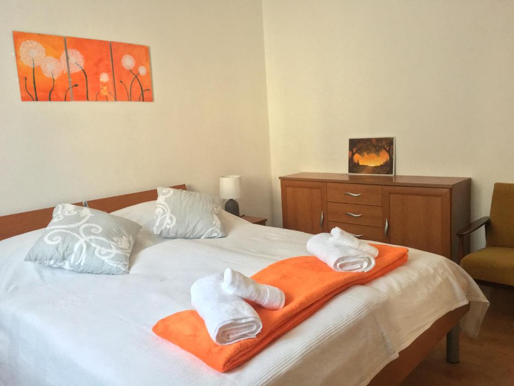 ein Schlafzimmer mit einem Bett mit Handtüchern darauf in der Unterkunft Apartment Milin in Olib