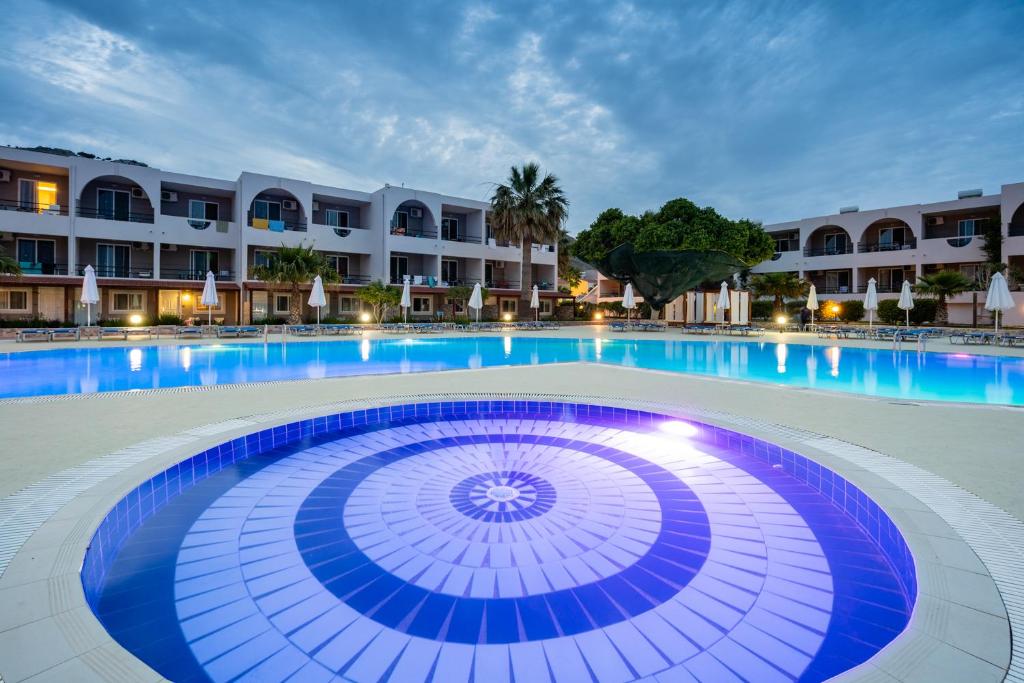 Bazén v ubytování Lardos Bay Hotel nebo v jeho okolí