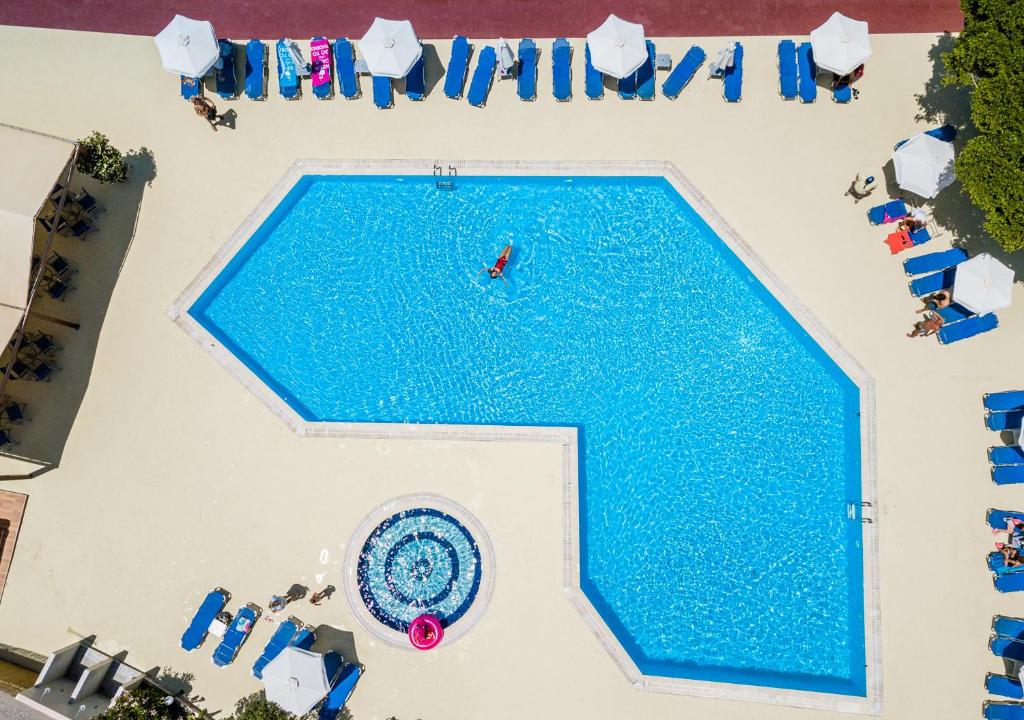 Bazén v ubytování Lardos Bay Hotel nebo v jeho okolí