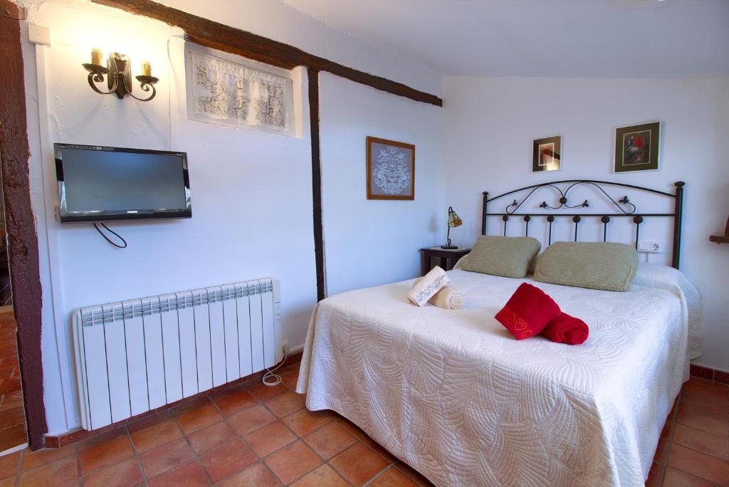 A bed or beds in a room at Cuencaloft Alfonso VIII