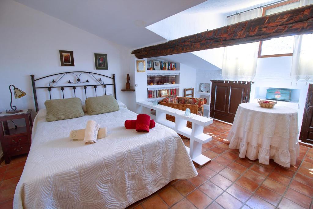 A bed or beds in a room at Cuencaloft Alfonso VIII