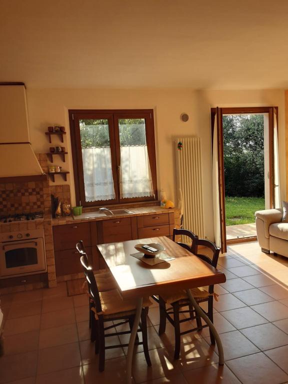 uma cozinha com mesa e cadeiras num quarto em Fonte la Perna em Polverigi