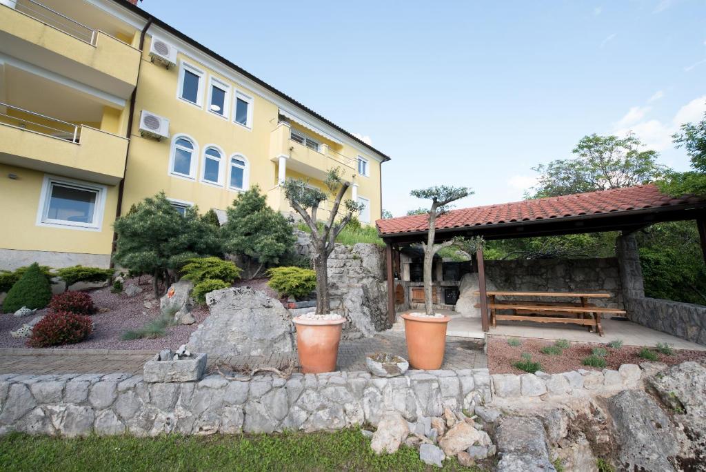 Vonkajšia záhrada v ubytovaní Apartmani BILIC