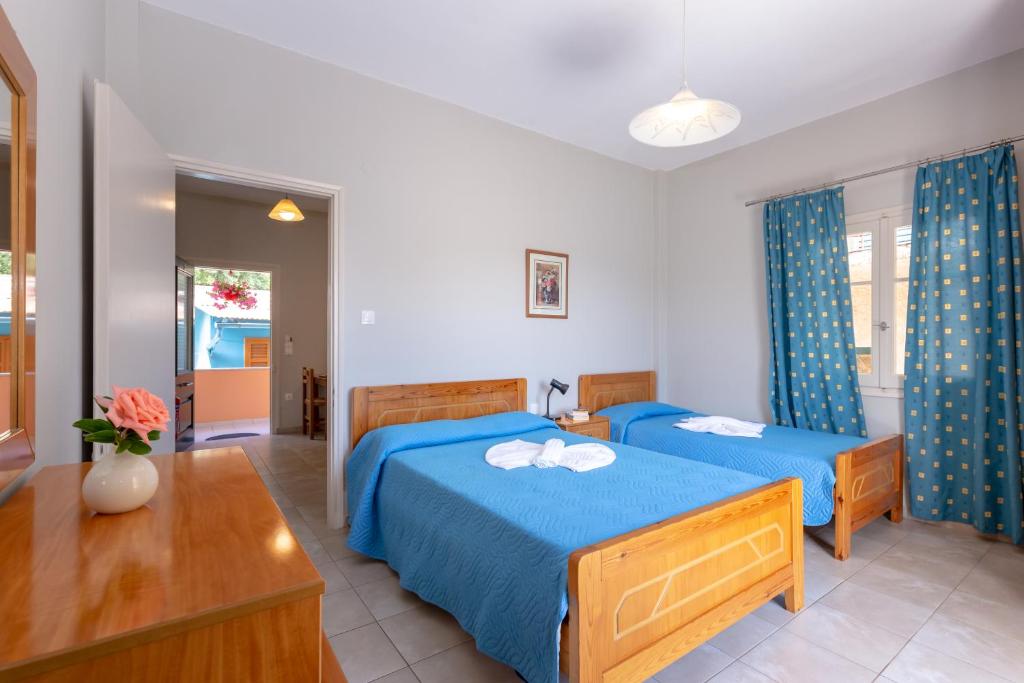 Postel nebo postele na pokoji v ubytování Rapanos Apartments