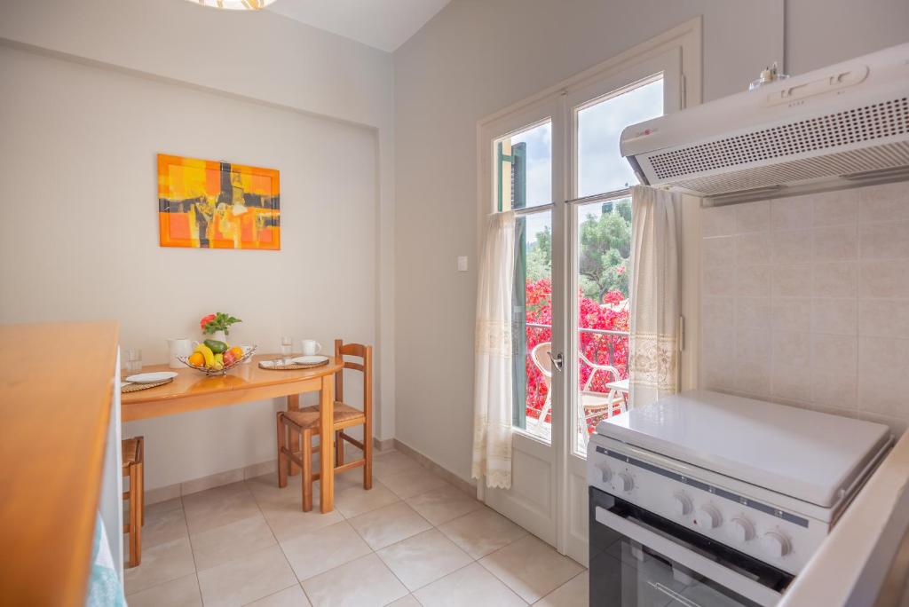 Kuchyň nebo kuchyňský kout v ubytování Rapanos Apartments