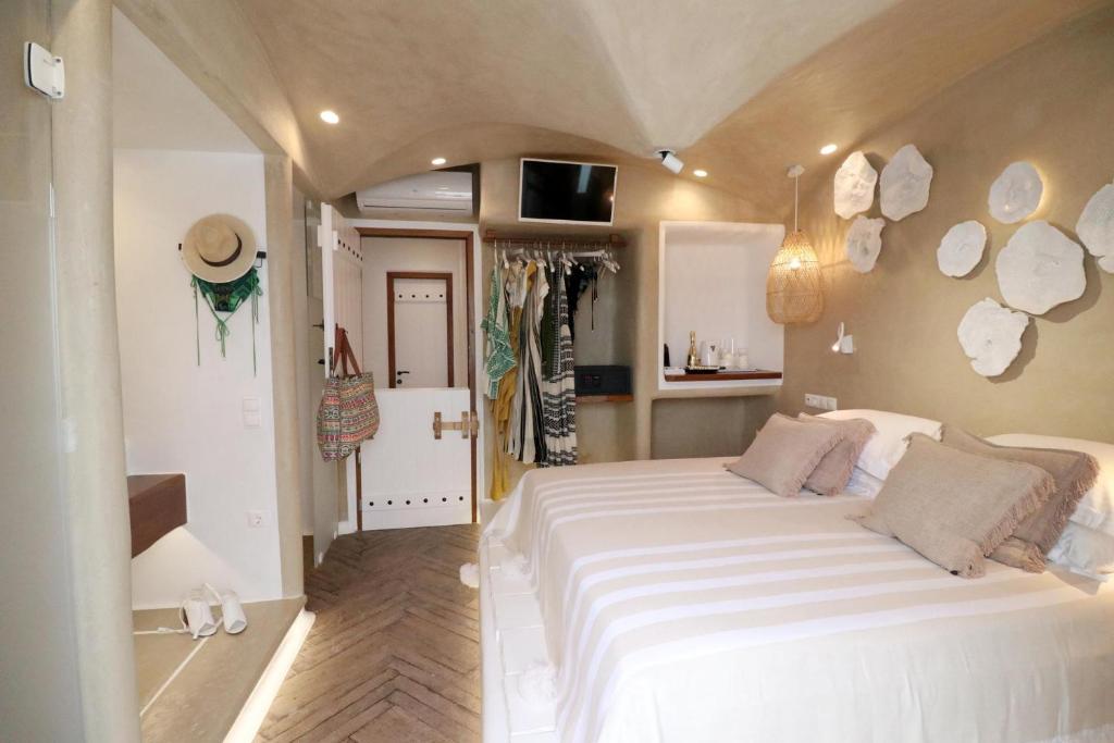 A bed or beds in a room at Narcissus Luxury Suites