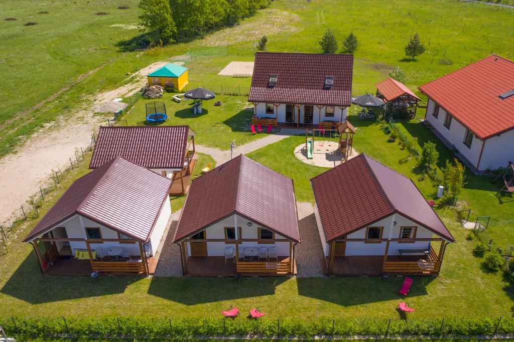 - une vue aérienne sur un groupe de cottages dans l'établissement Lesna Domki Letniskowe, à Ustka