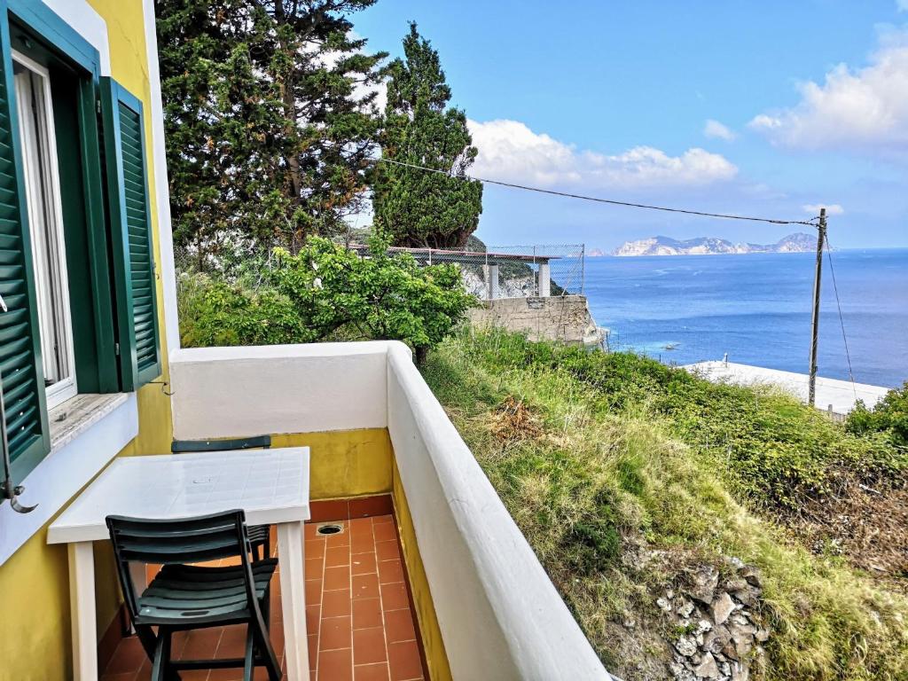 ポンツァにあるTuristcasa Appartamenti La Fontanaの海を望むバルコニー(椅子付)