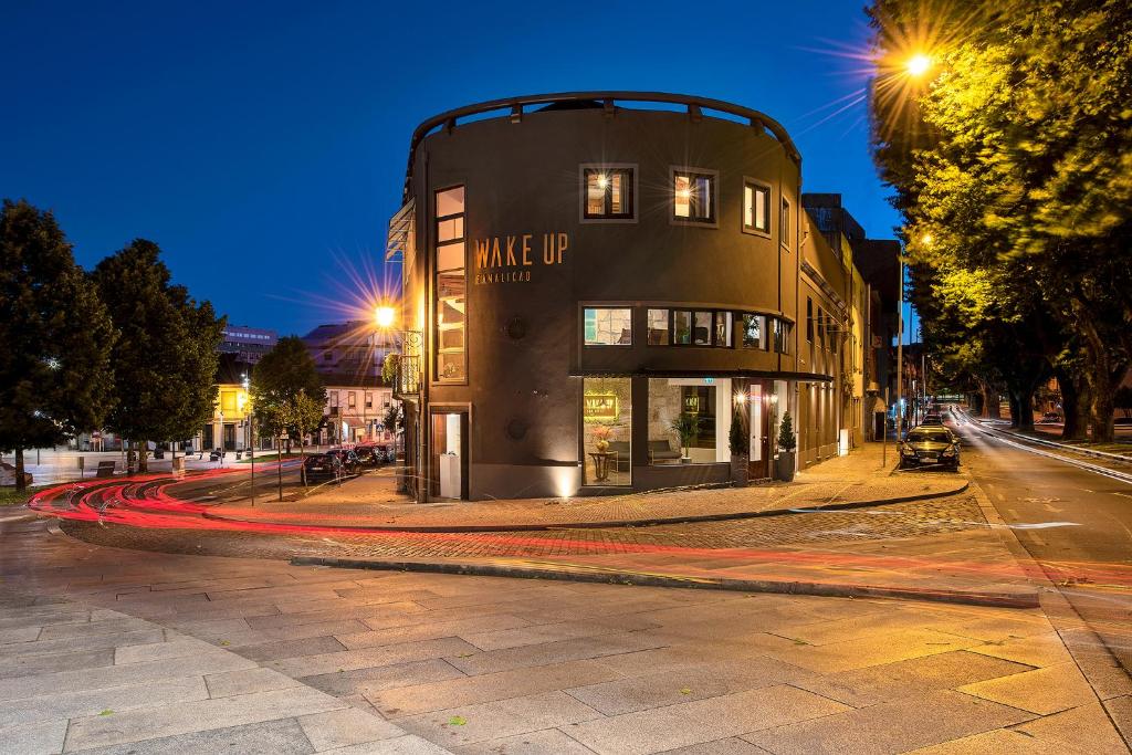 un edificio al lado de una calle por la noche en Wake Up Famalicão, en Vila Nova de Famalicão