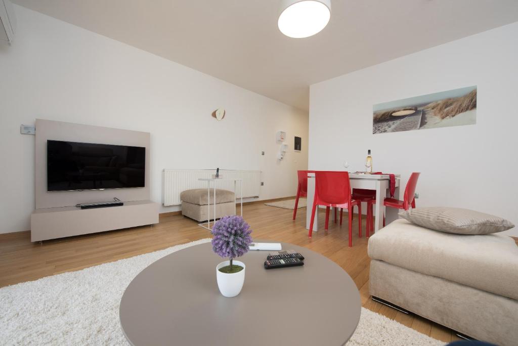 Televízia a/alebo spoločenská miestnosť v ubytovaní Apartmani BILIC
