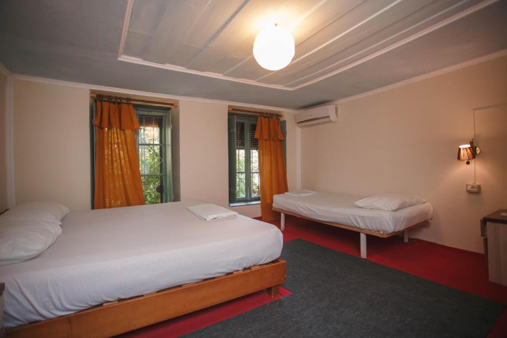 Una cama o camas en una habitación de The Wanderers Hostel