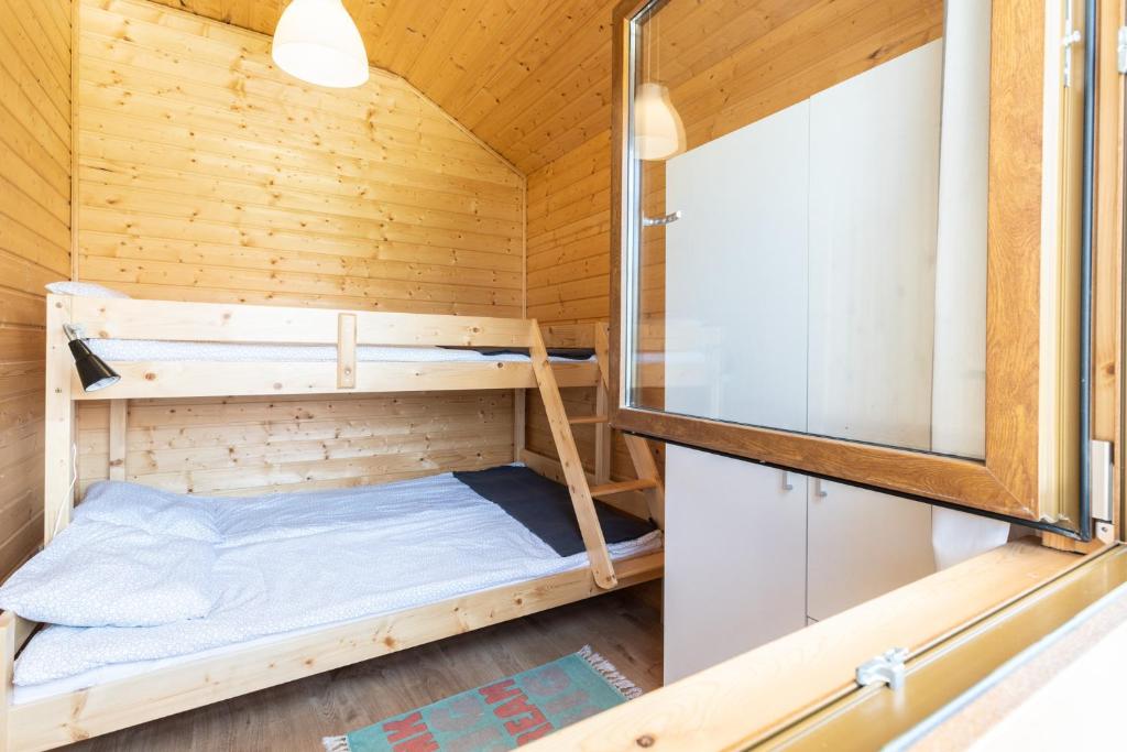 Postel nebo postele na pokoji v ubytování Lesna Domki Letniskowe