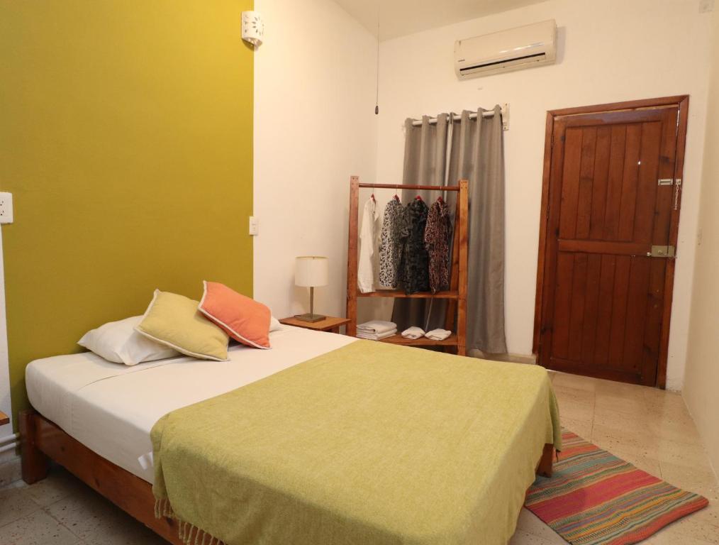 Postel nebo postele na pokoji v ubytování Wabi Hostel