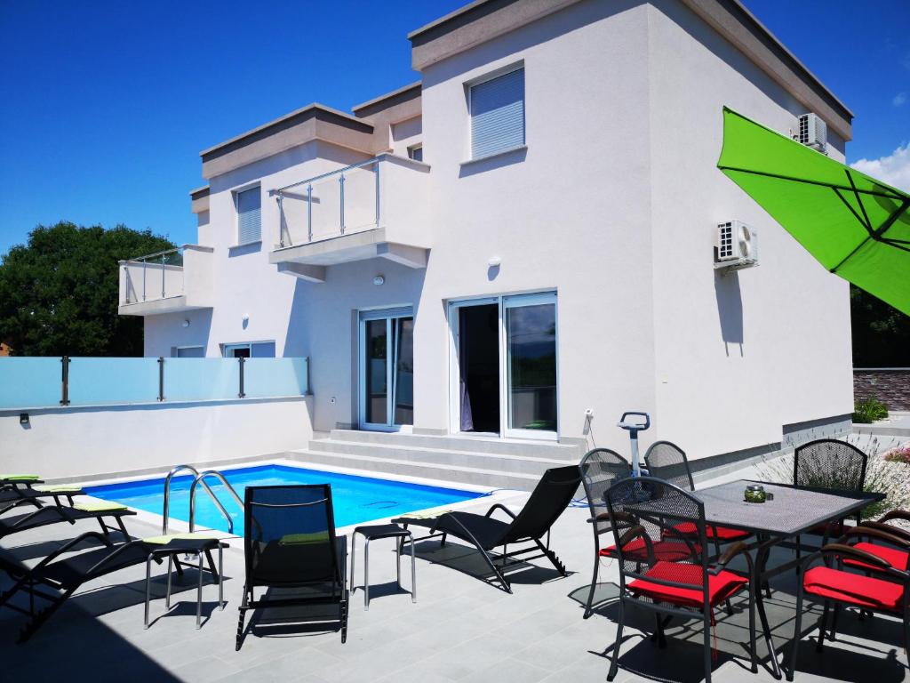 Bazén v ubytování Holiday house "Sabine green" nebo v jeho okolí