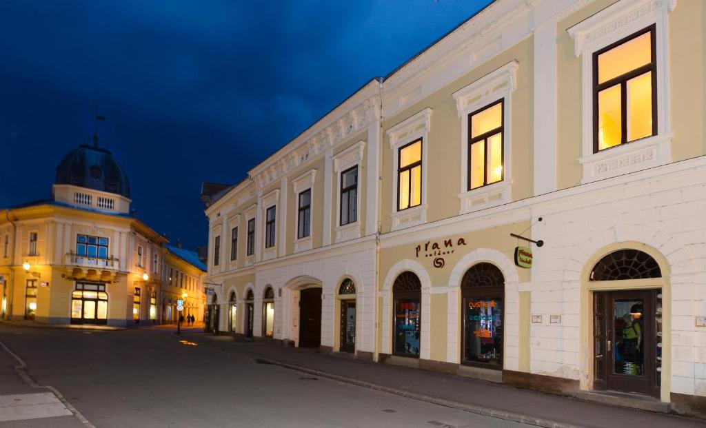 Une rue vide dans une ville la nuit dans l'établissement Centrum Vendégház, à Eger