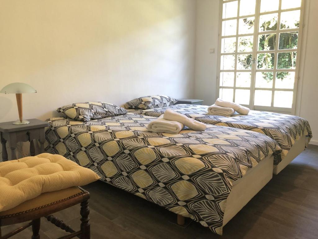 Cama ou camas em um quarto em Angel Services - LA MAISON DE LA PLAGE