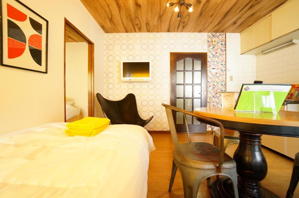 Pokój ze stołem i laptopem w obiekcie Takayama - Apartment / Vacation STAY 34381 w mieście Takayama