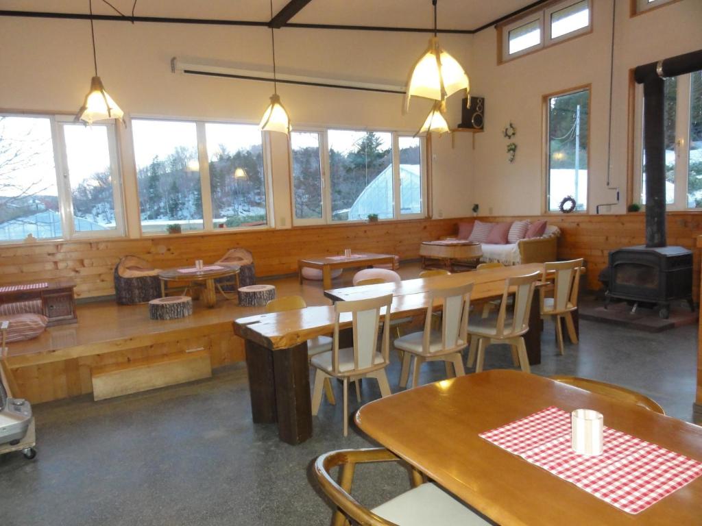 稚内市にあるWakkanai - House / Vacation STAY 4156のテーブルと椅子、ソファ付きのレストラン