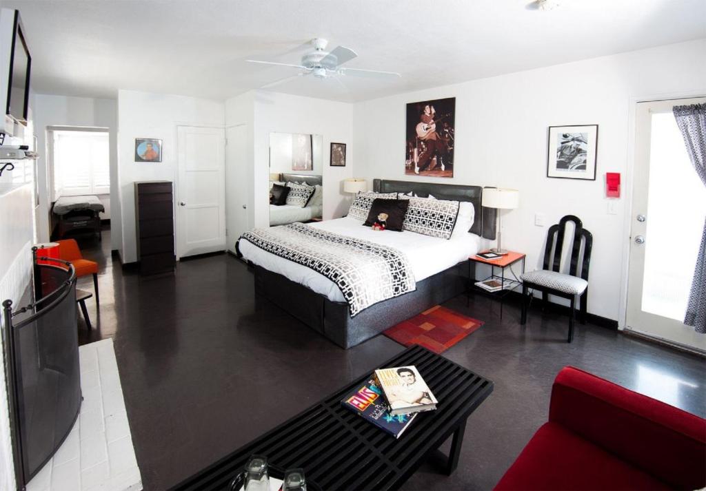 1 dormitorio con 1 cama y sala de estar en Palm Springs Rendezvous, en Palm Springs