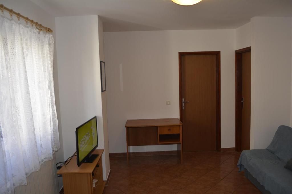 Telewizja i/lub zestaw kina domowego w obiekcie Apartments Denis & Lucija