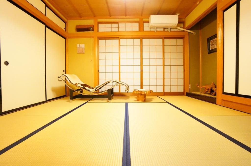 Cette chambre japonaise dispose d'un lavabo. dans l'établissement Takayama - House / Vacation STAY 34422, à Takayama
