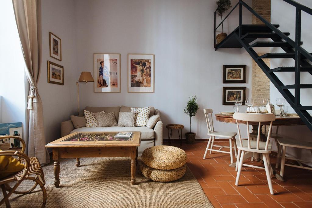Posedenie v ubytovaní Casa Galera Historic Downtown Apartment in Seville