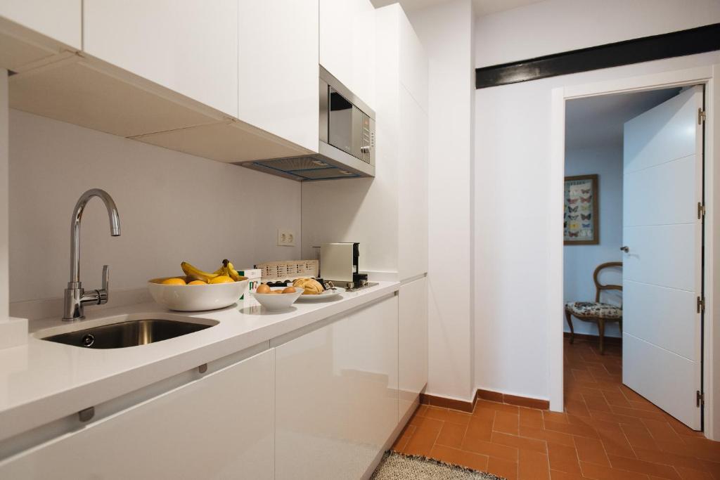 Kuchyňa alebo kuchynka v ubytovaní Casa Galera Historic Downtown Apartment in Seville