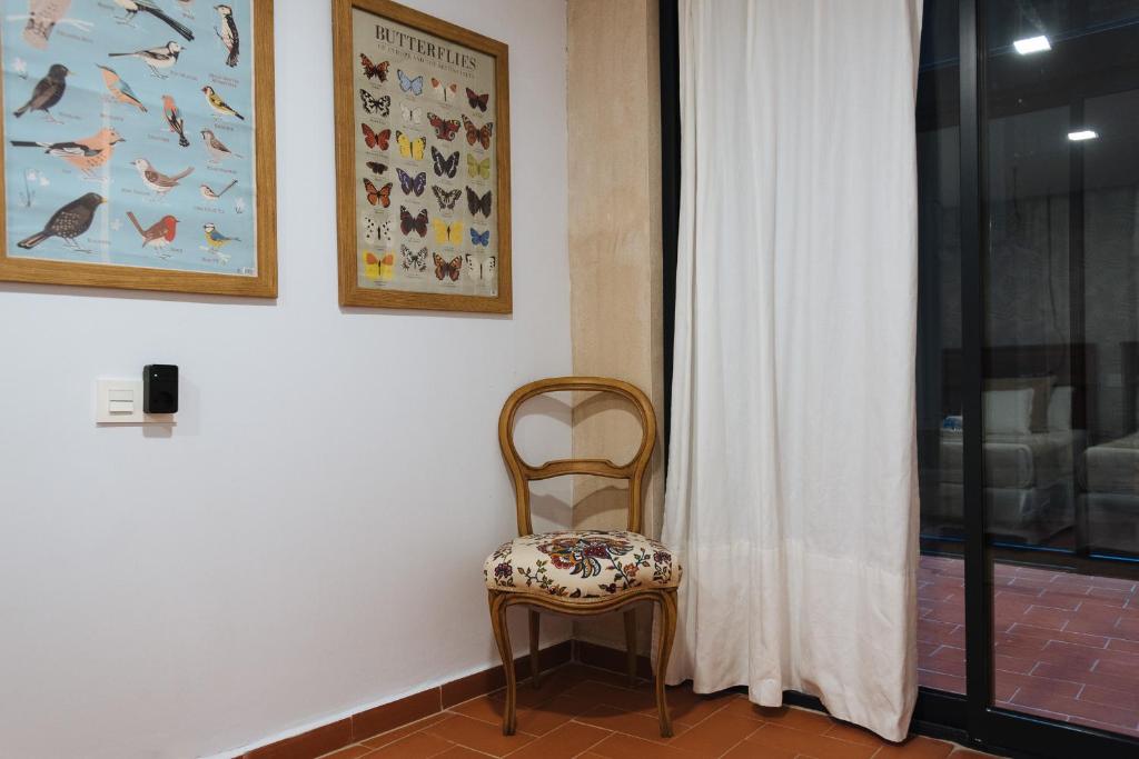 Posedenie v ubytovaní Casa Galera Historic Downtown Apartment in Seville