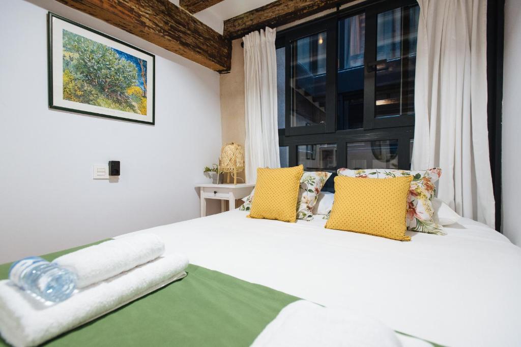 Posteľ alebo postele v izbe v ubytovaní Casa Galera Historic Downtown Apartment in Seville