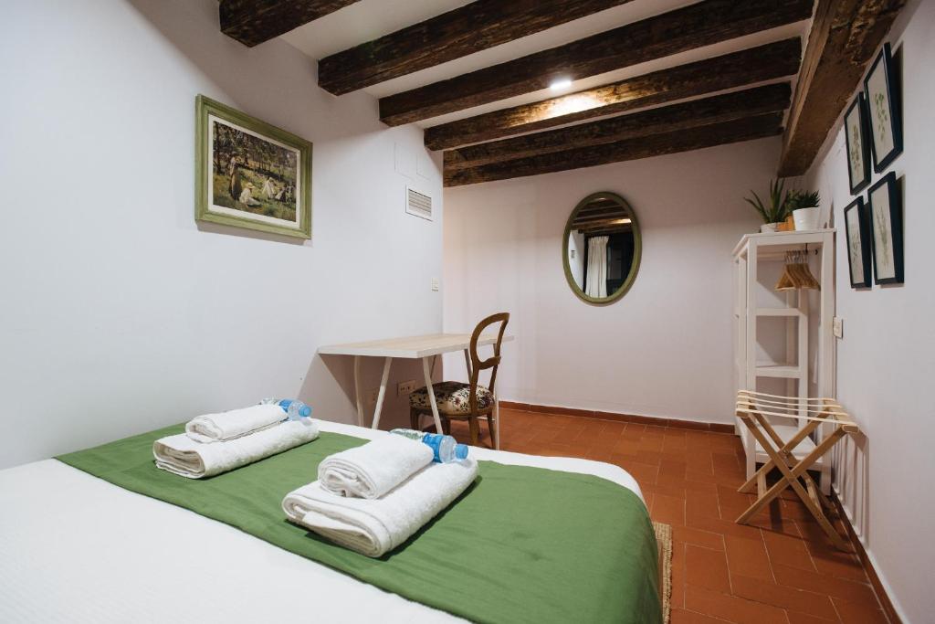 Posteľ alebo postele v izbe v ubytovaní Casa Galera Historic Downtown Apartment in Seville