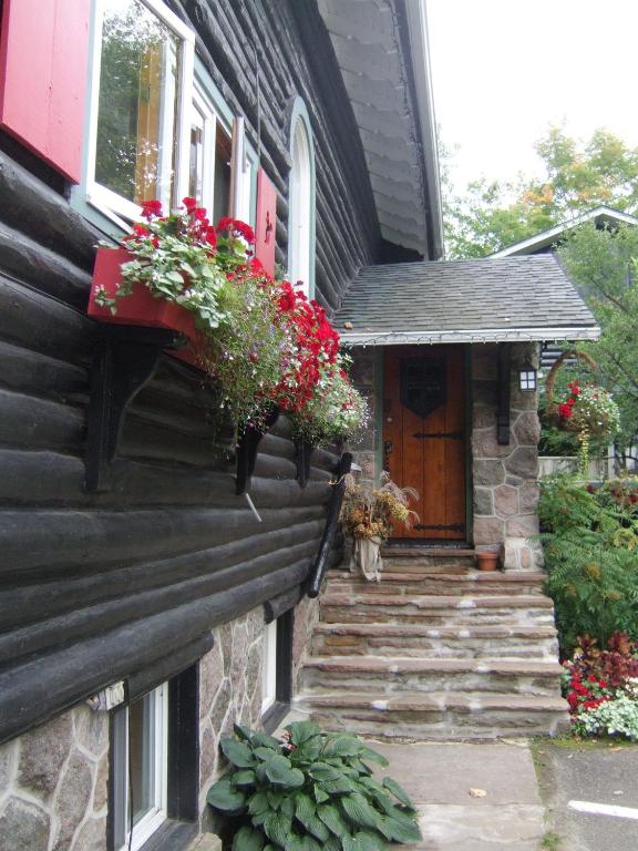 a house with flower boxes on the side of it at Auberge Le Lupin-Self Check-in in Mont-Tremblant