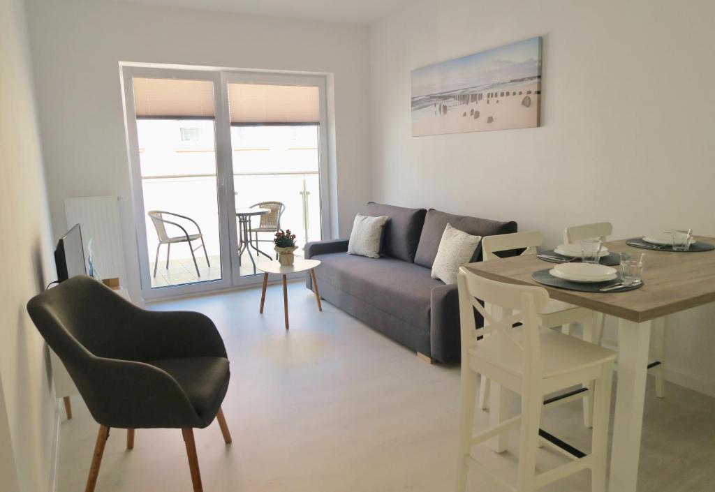 Biały apartament في كولوبرزيغ: غرفة معيشة مع أريكة وطاولة