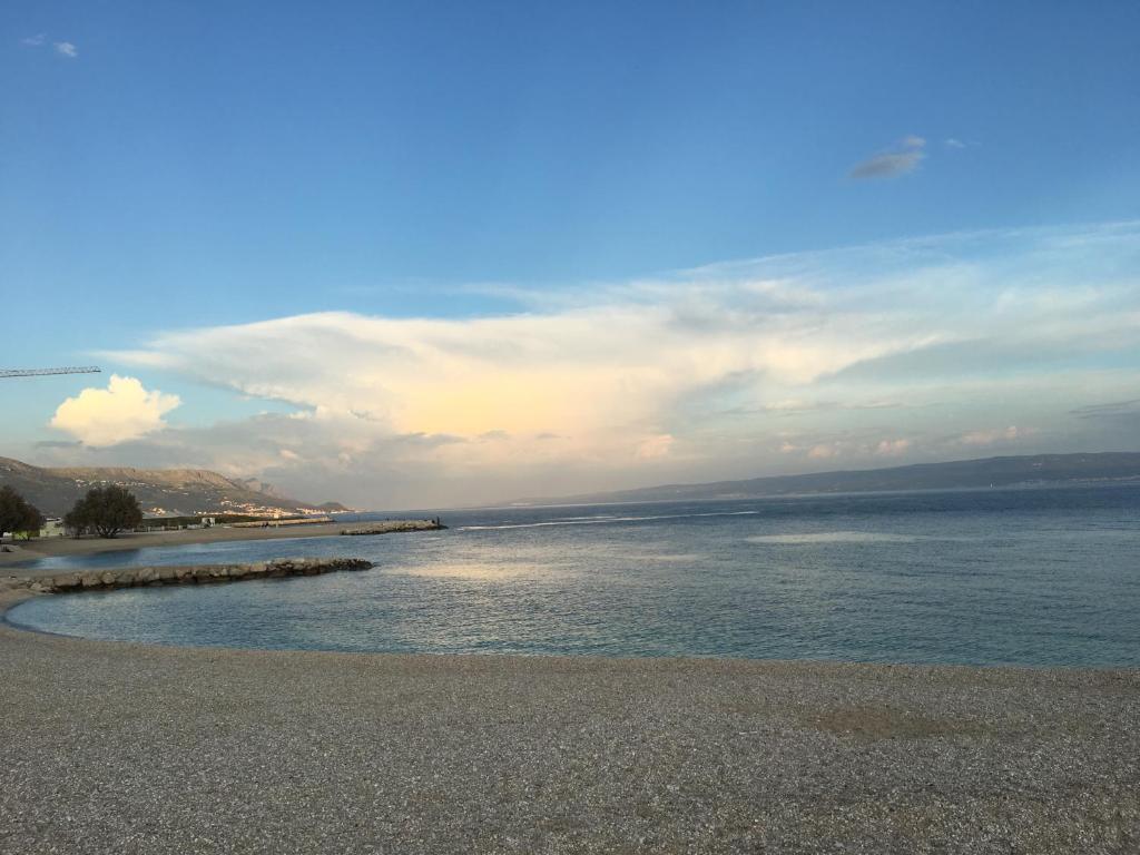 Blick auf den Strand mit dem Wasser in der Unterkunft Sea Star in Split